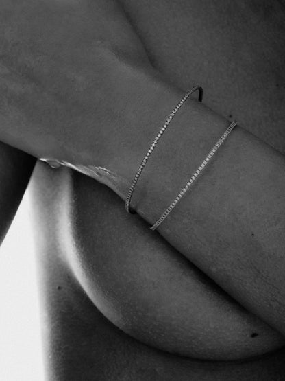18k yellow gold Diamond Whisper Bracelet with 100 brilliant-cut diamonds on wrist, size 17.5 cm, Éclat Collection